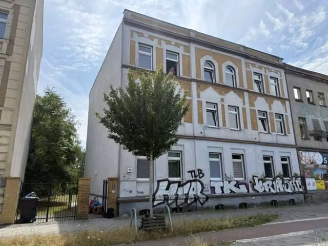 Köpenick: Bilocale da ristrutturare in Altbau del 1900 ad Adlershof